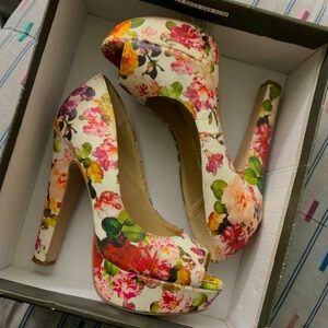 Speed Limit 98 White Flower Heels